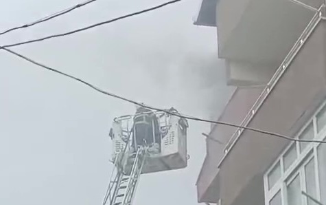 Kocaeli'nin Gebze ilçesinde 5 katlı binanın teras katında çıkan yangın,