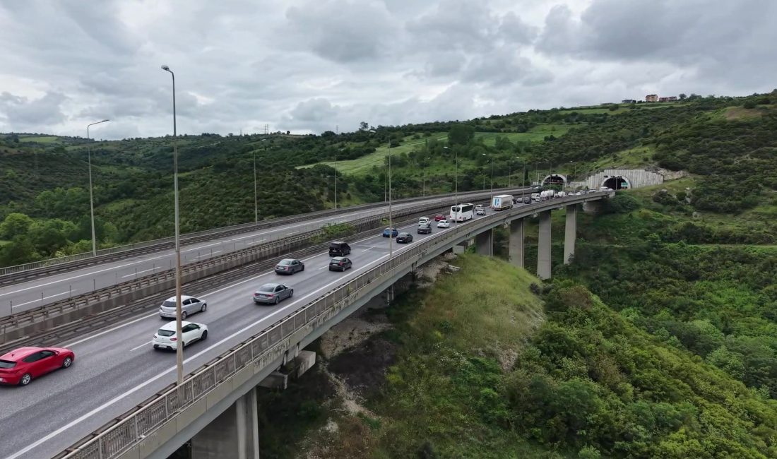 Kurban Bayramı tatilinin ikinci gününde TEM Otoyolu'nun Kocaeli geçişinde trafik