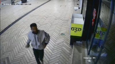 Kocaeli'nin İzmit ilçesinde cadde üzerindeki bazı dükkanların camlarını tahta ve