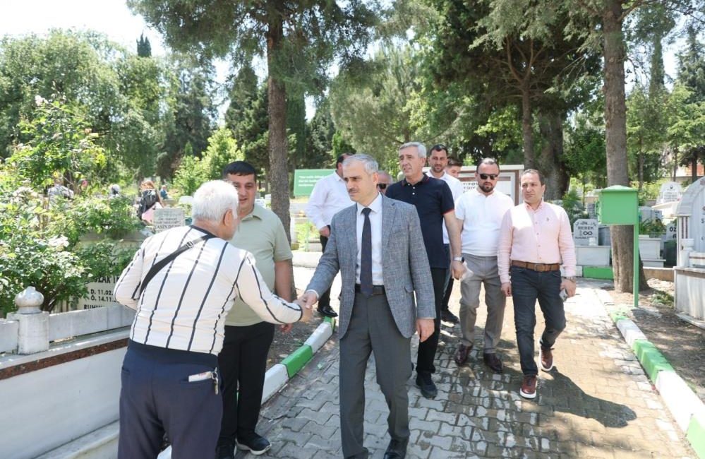 Çayırova Belediye Başkanı Bünyamin Çiftçi, Kurban Bayramı arifesinde yakınlarının kabirlerini