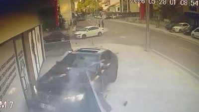 Kocaeli'nin İzmit ilçesinde kontrolden çıkan otomobil, psikolojik danışmanlık merkezine daldı.