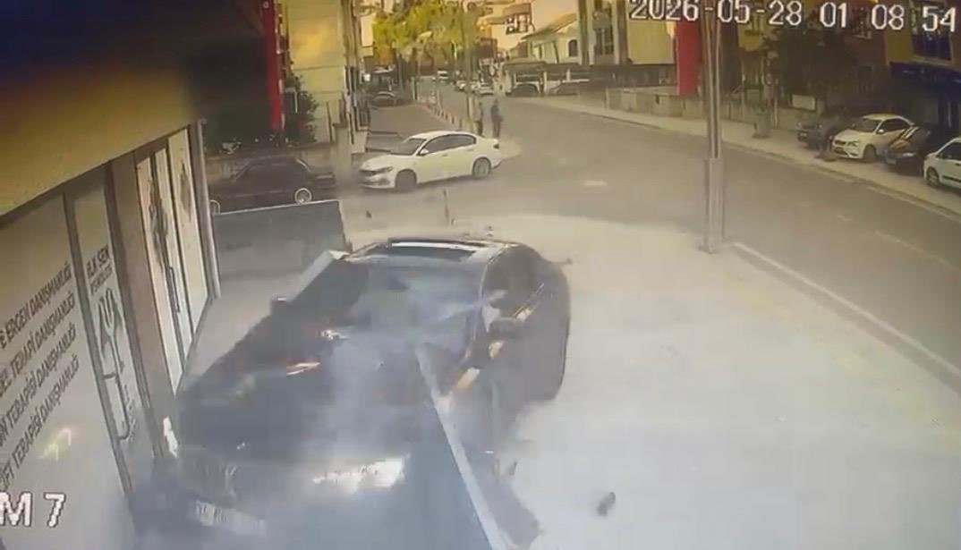 Kocaeli'nin İzmit ilçesinde kontrolden çıkan otomobil, psikolojik danışmanlık merkezine daldı.