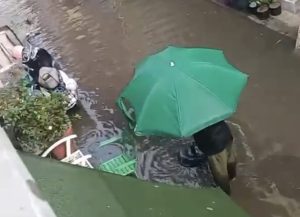Kocaeli'nin İzmit ilçesinde aniden bastıran sağanak nedeniyle yollarda su birikintileri