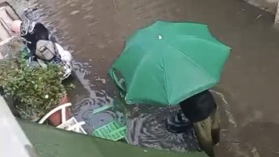 Kocaeli'nin İzmit ilçesinde aniden bastıran sağanak nedeniyle yollarda su birikintileri