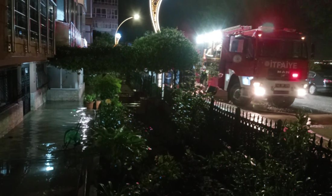 Kocaeli'nin Karamürsel ilçesinde etkili olan şiddetli yağış hayatı olumsuz etkiledi.