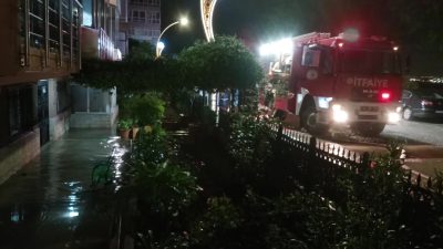 Kocaeli'nin Karamürsel ilçesinde etkili olan şiddetli yağış hayatı olumsuz etkiledi.