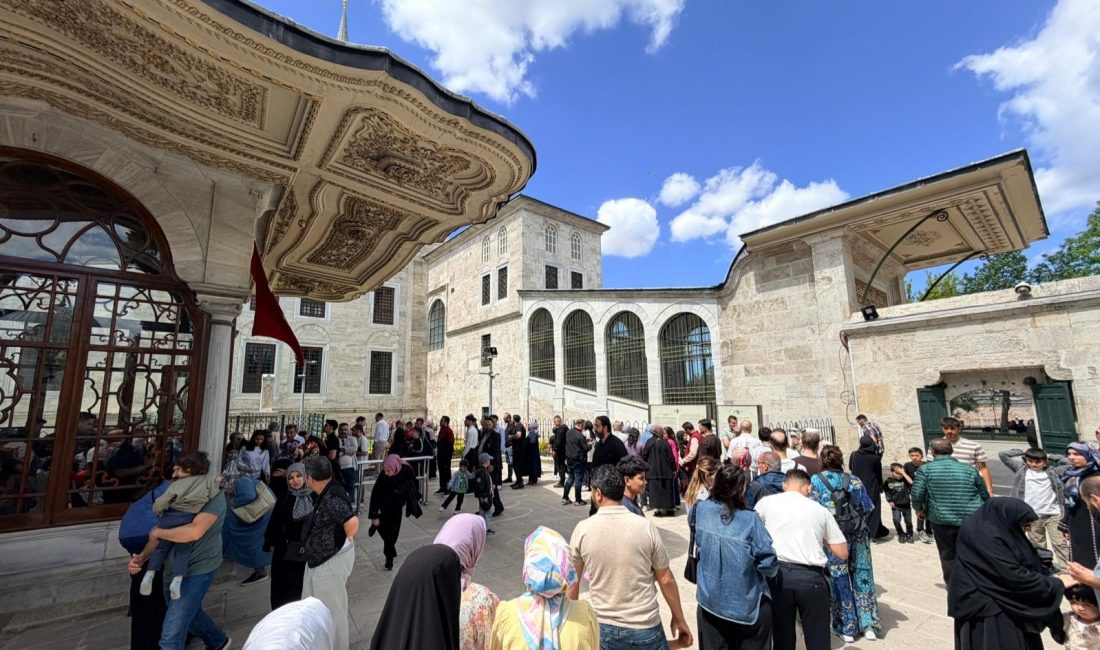 İstanbul'un Fethi'nin 573. yıl dönümünde Fâtih Sultan Mehmed Han Türbesi'nde