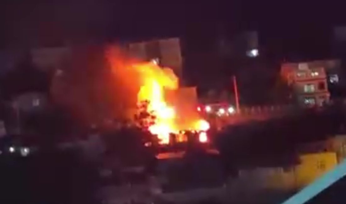 Kocaeli'nin Dilovası ilçesinde gecekonduda çıkan yangında mutfak tüpü bomba gibi
