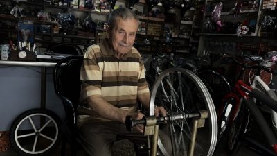 Kocaeli'de 1953 yılında çırak olarak adım attığı bisikletçilik mesleğini 72