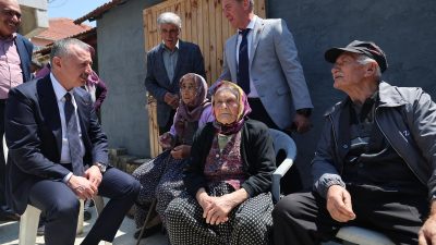 Kocaeli Büyükşehir Belediye Başkanı Tahir Büyükakın, İzmit Balören’de köyün ileri