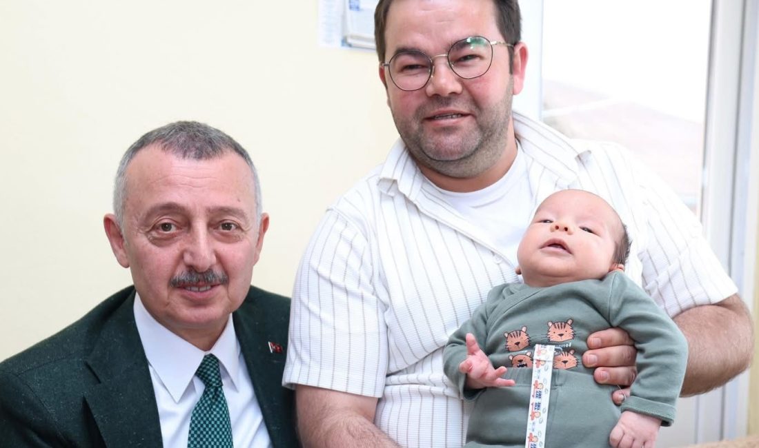 Kocaeli Büyükşehir Belediye Başkanı Tahir Büyükakın, kendisini görmek isteyen ancak
