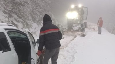Kocaeli Büyükşehir Belediyesi, kentin yüksek kesimlerinde etkili olan kar yağışına
