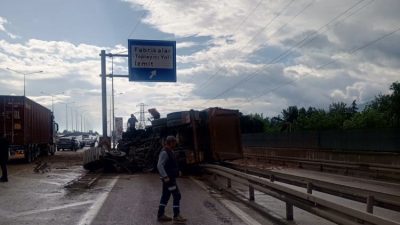 Kocaeli'nin Başiskele ilçesinde yola aniden çıkan köpeğe çarpmamak için manevra