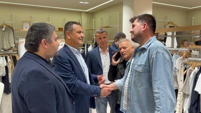 Fethiye Caddesi’nde iş yerlerinin camları kırılan esnafı ziyaret eden İzmit