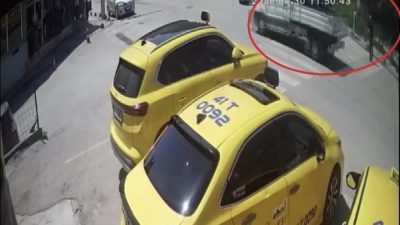 Kocaeli'nin İzmit ilçesinde beyaz bastonuyla yaya geçidinden yolun karşısına geçmeye