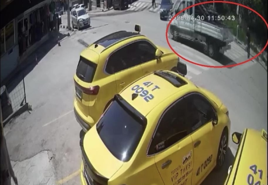 Kocaeli'nin İzmit ilçesinde beyaz bastonuyla yaya geçidinden yolun karşısına geçmeye