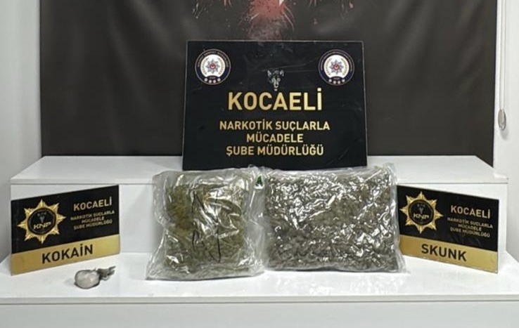 Kocaeli’nin Derince ilçesinde durdurulan araçta yapılan aramada 2 kilo 180