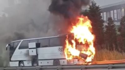 TEM Otoyolu'nun Kocaeli geçişinde seyir halindeki şehirlerarası yolcu otobüsü alevlere