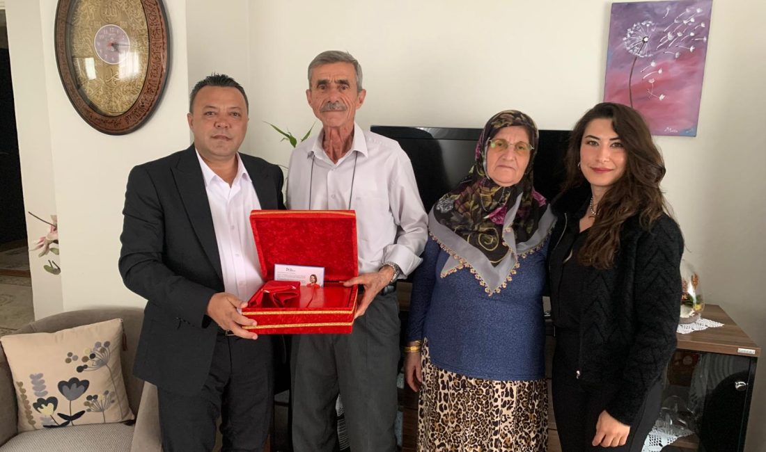 İzmit Belediyesi, Karamürsel’de yaşayan Kıbrıs Gazileri İsmail Bayraktar ve Remzi