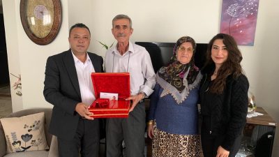 İzmit Belediyesi, Karamürsel’de yaşayan Kıbrıs Gazileri İsmail Bayraktar ve Remzi