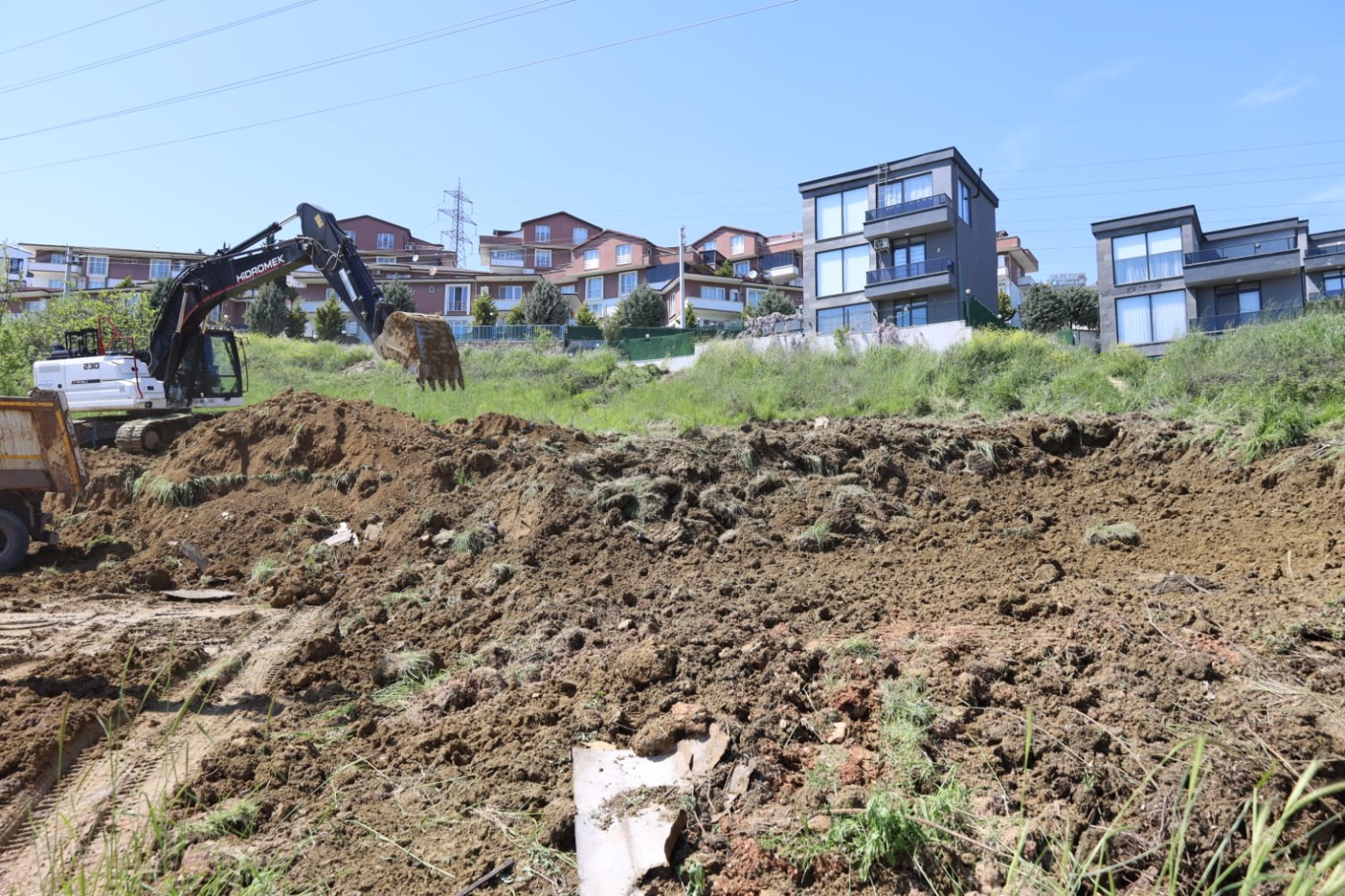 İzmit Belediyesi, mahallelerin ihtiyaçlarına yönelik çalışmalarına bir yenisini daha ekleyerek