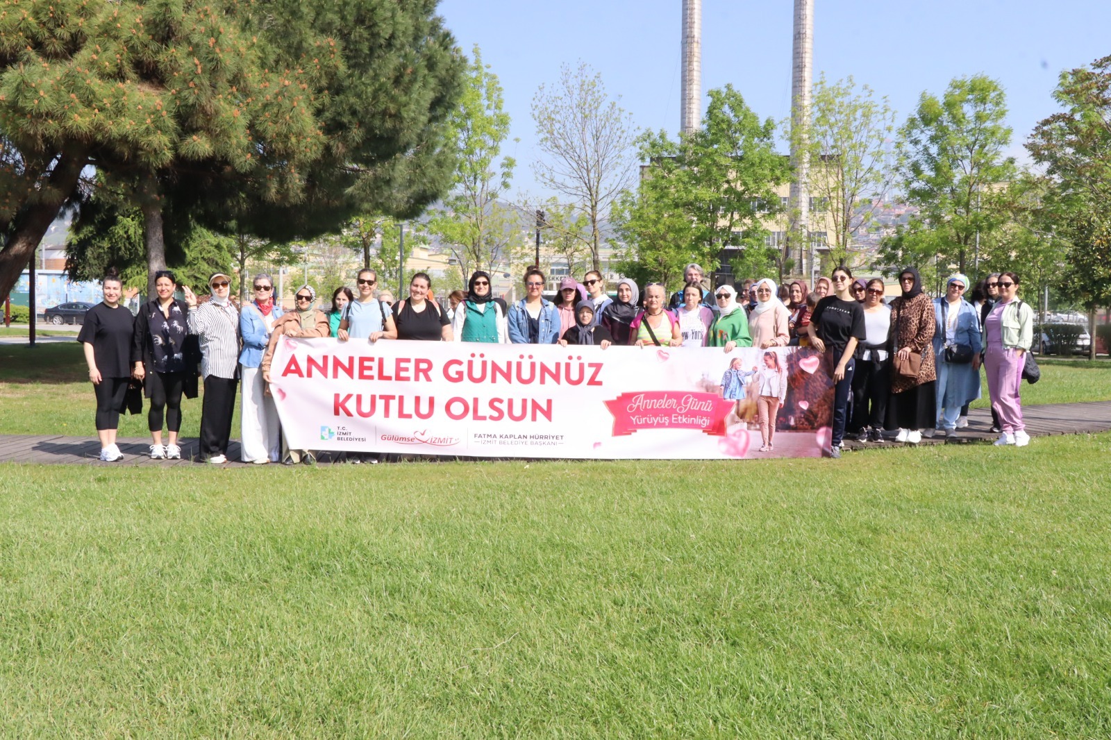 İzmit Belediyesinin Anneler Günü kapsamında düzenlediği sağlıklı yaşam yürüyüşüne katılan