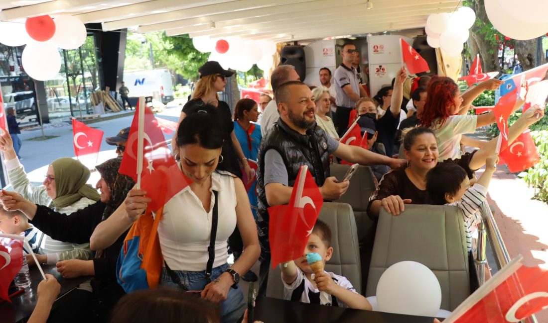 İzmit Belediyesinin 19 Mayıs kapsamında düzenlediği şehir turunda İzmit sokakları