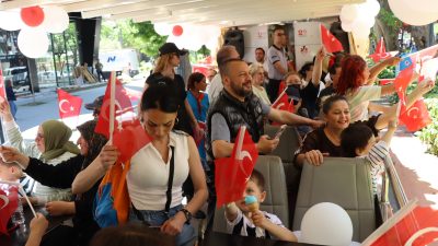 İzmit Belediyesinin 19 Mayıs kapsamında düzenlediği şehir turunda İzmit sokakları