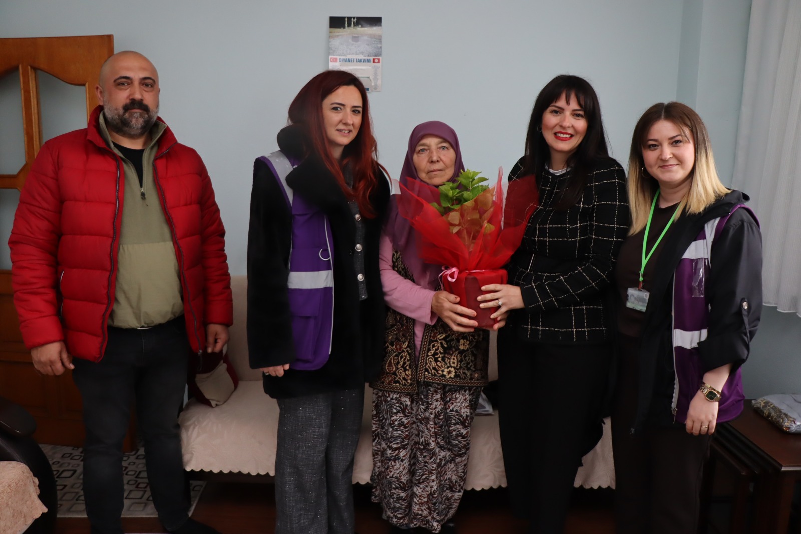 İzmit Belediyesi, Anneler Günü kapsamında kırsal mahallelerde yaşayan kadınları ziyaret