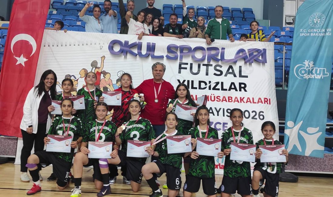 Körfez GB sporcularından oluşan Petkim OO Kız Futsal Takımı finallere