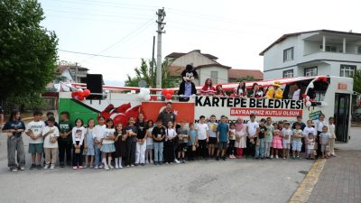 Kartepe Belediyesi, geleneksel bayram coşkusunu çocukların ayağına götürmeye devam ediyor.