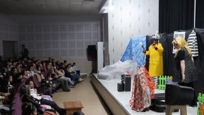 Kartepe Belediyesi’nin kültürel etkinlikleri kapsamında düzenlenen çocuk tiyatrosu, ilçedeki minik