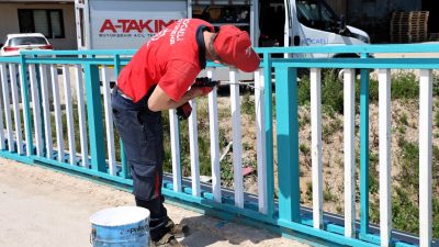 Kocaeli Büyükşehir Belediyesi, korkuluk montajı ve boyama çalışmalarıyla şehir estetiğini