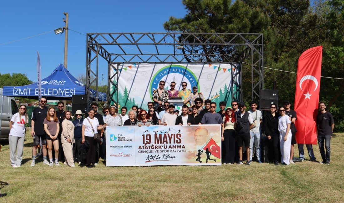 İzmit Belediyesinin Sarısu’da düzenlediği 19 Mayıs Gençlik Festivali’nde gençler, spor