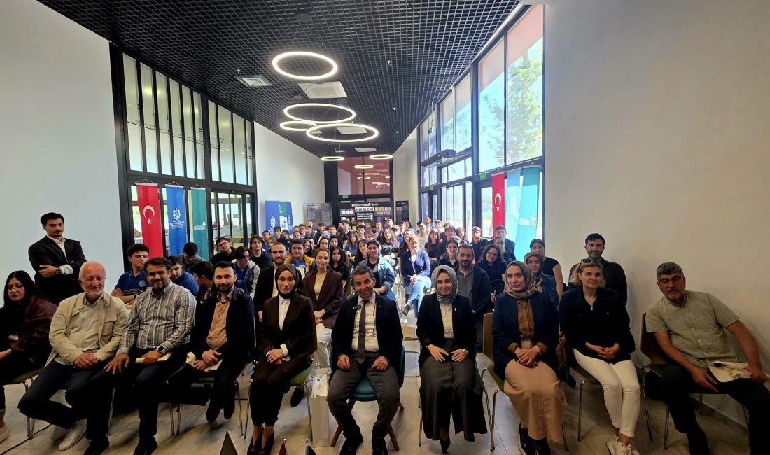 Kocaeli Büyükşehir Belediyesi’nin düzenlediği “Milli İrade Sohbetleri: Buyur Buradan Dinle