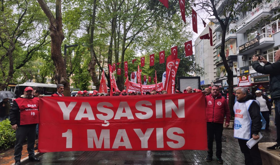İzmit’te 1 Mayıs kutlamaları kapsamında işçiler Sabri Yalım Parkı’nda toplanırken,