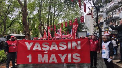 İzmit’te 1 Mayıs kutlamaları kapsamında işçiler Sabri Yalım Parkı’nda toplanırken,