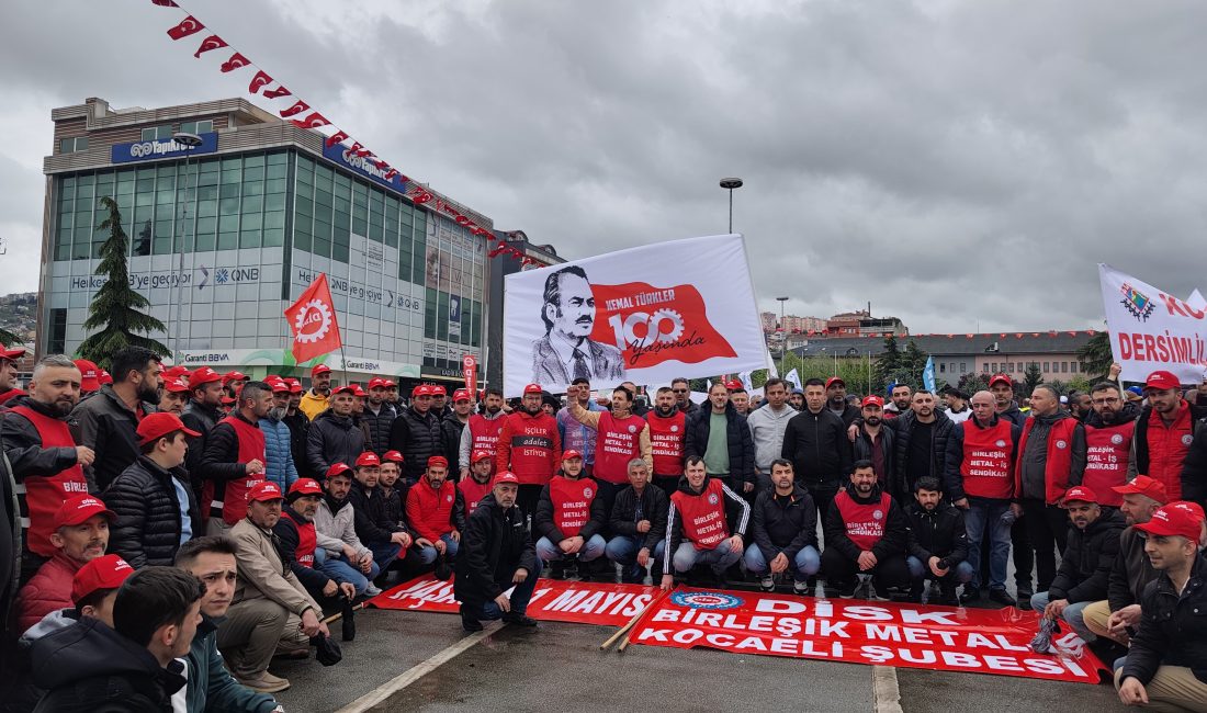 İzmit’te 1 Mayıs Emek ve Dayanışma Günü, yağmura rağmen binlerce