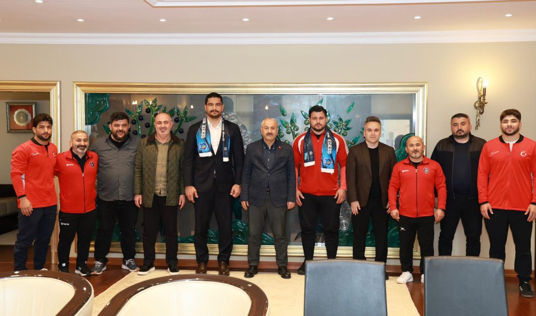 Türkiye Güreş Federasyonu Başkanı Taha Akgül, milli güreşçi Rıza Kayaalp,