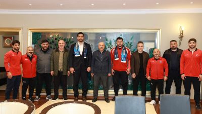 Türkiye Güreş Federasyonu Başkanı Taha Akgül, milli güreşçi Rıza Kayaalp,