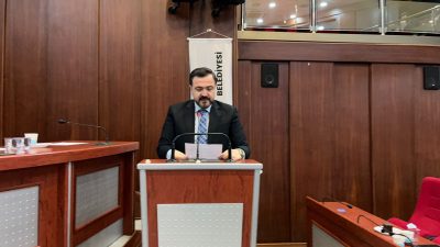 İzmit Belediyesi meclis toplantısında konuşan MHP’li Meclis Üyesi Fatih Galyan,