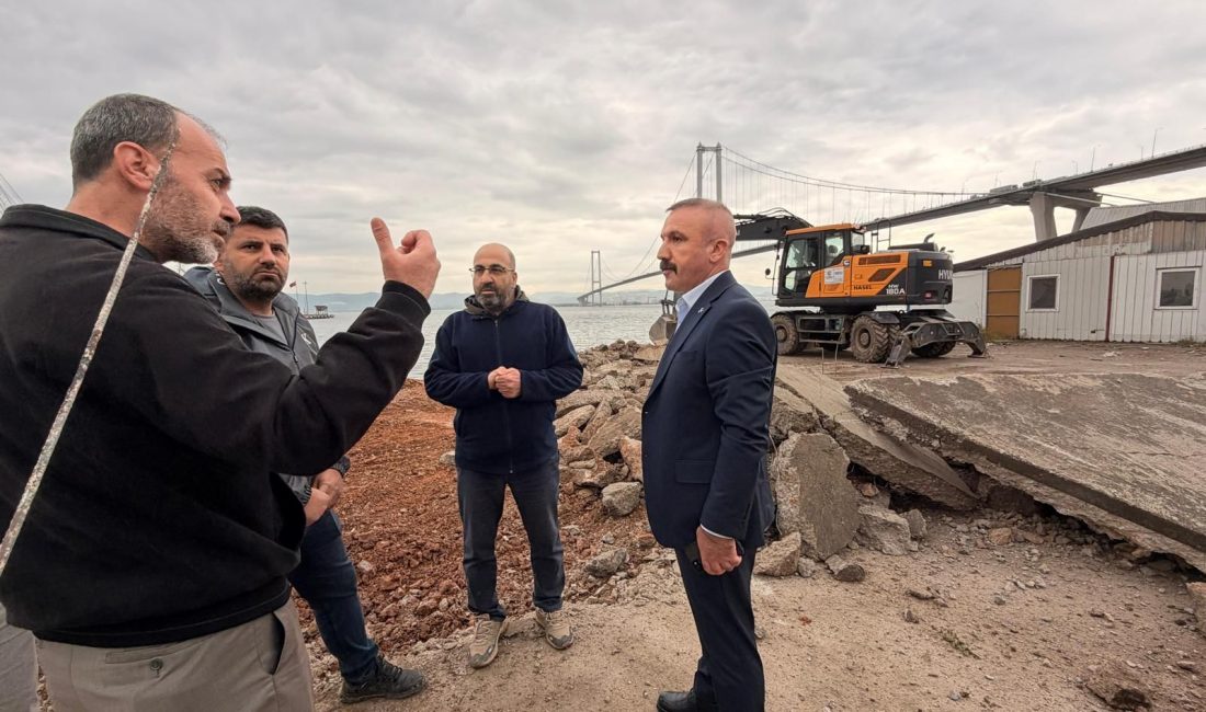Mhp Dilovası ilçe Başkanı Yusuf Turhan ve beraberindeki ilçe yönetimi,