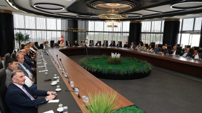 Gebze Belediye Başkanı Zinnur Büyükgöz, mahalle muhtarlarıyla düzenlenen toplantıda bir