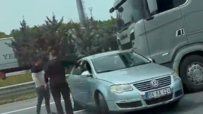 Kuzey Marmara Otoyolu’nda meydana gelen trafik kazasında tırın otomobile çarpması