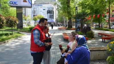 CHP İzmit İlçe Başkanı Gökhan Ercan, Anneler Günü dolayısıyla Yürüyüş