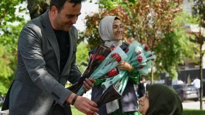Başiskele Belediyesi’nin “Gönül Bağı” projesi kapsamında Anneler Günü’nde gerçekleştirilen sürpriz