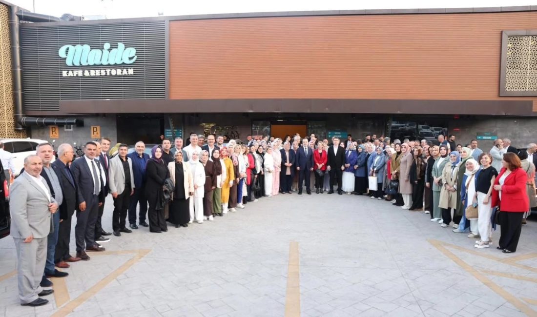 AK Parti Kocaeli İl Başkanı Şahin Talus ve teşkilat yöneticileri,
