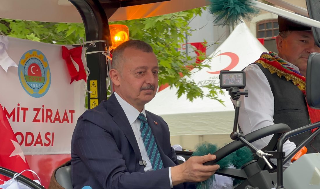 Kocaeli Büyükşehir Belediyesi’nin düzenlediği Dünya Çiftçiler Günü korteji, İzmit’te yoğun