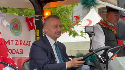 Kocaeli Büyükşehir Belediyesi’nin düzenlediği Dünya Çiftçiler Günü korteji, İzmit’te yoğun