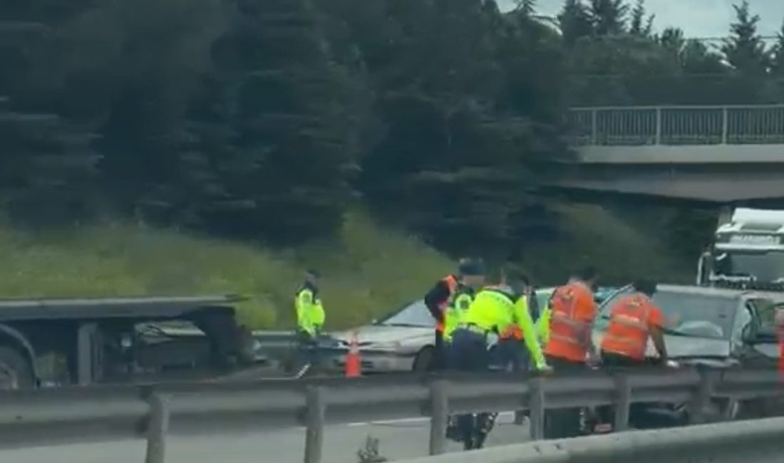 Ankara istikameti Derince Otoyolu'nda sürücüsünün kontrolünü kaybettiği otomobilin bariyerlere çarpması